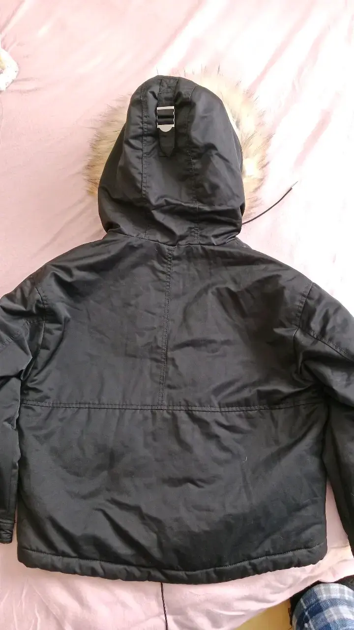 Parka negra Pull&Bear con capucha de piel - 3