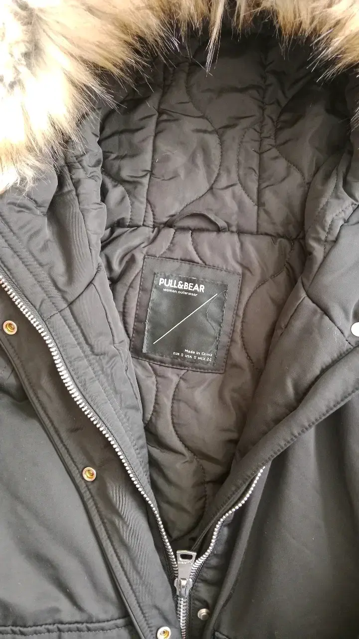 Parka negra Pull&Bear con capucha de piel - 4