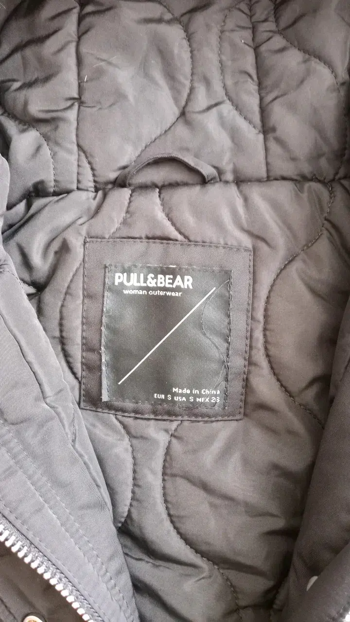 Parka negra Pull&Bear con capucha de piel - 5