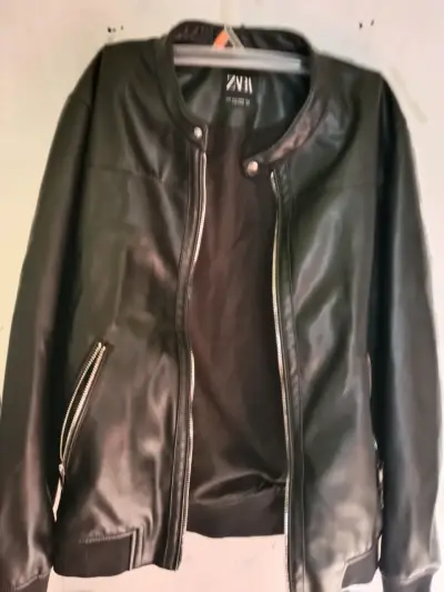 Chaqueta de cuero negra Zara con cierre - miniatura 1