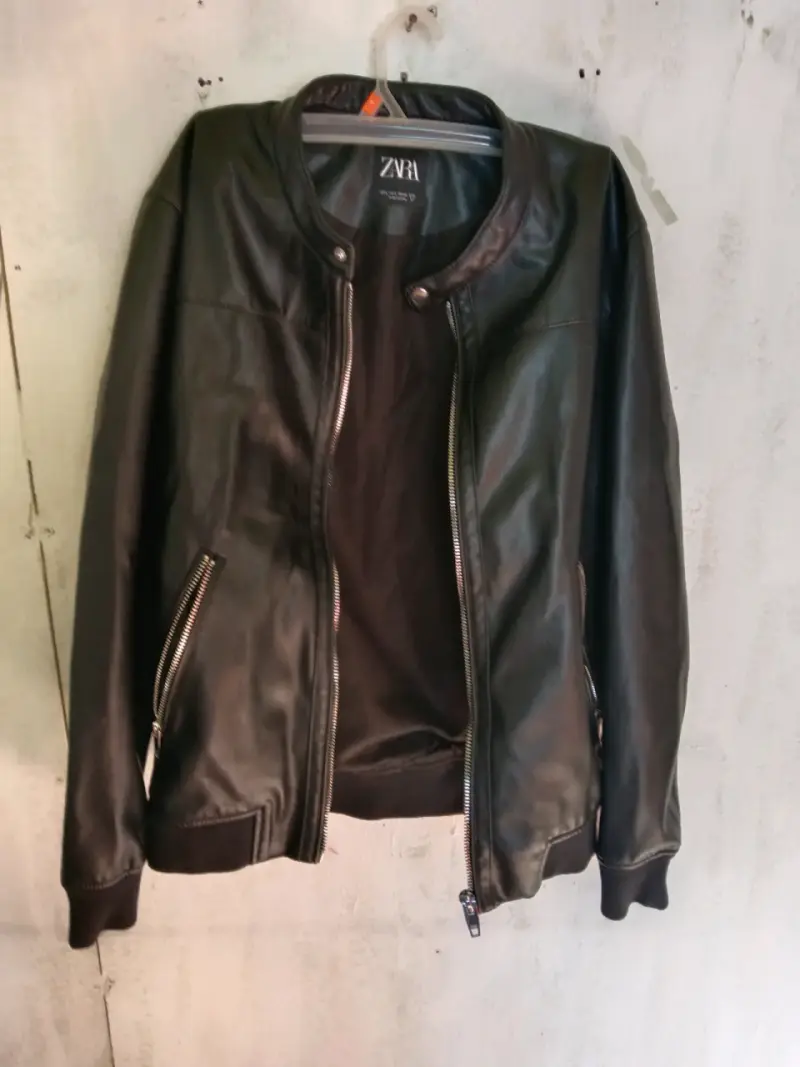 Chaqueta de cuero negra Zara con cierre - 2
