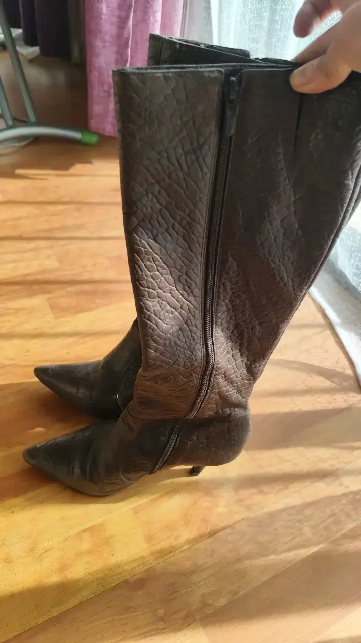 Botas de cuero marrón con tacón - 1