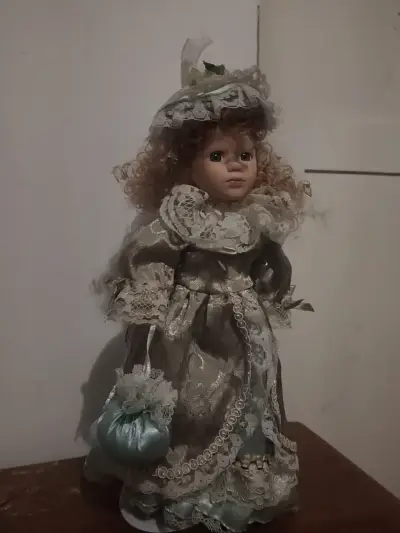 Muñeca de porcelana - miniatura 2