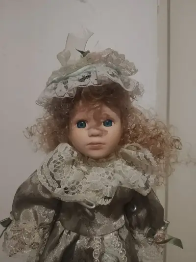 Muñeca de porcelana - miniatura 3