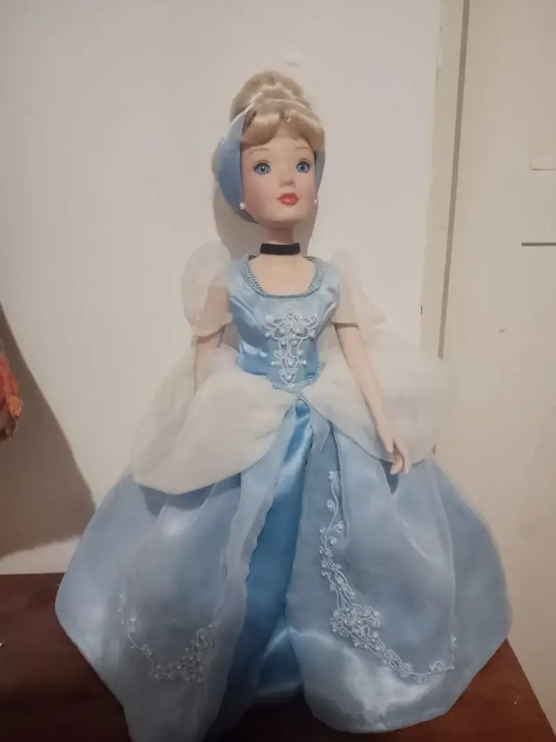 Muñeca de porcelana vintage con vestido - 1