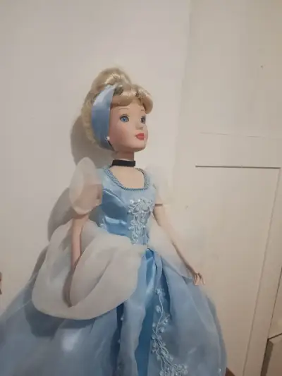 Muñeca de porcelana vintage con vestido - miniatura 2