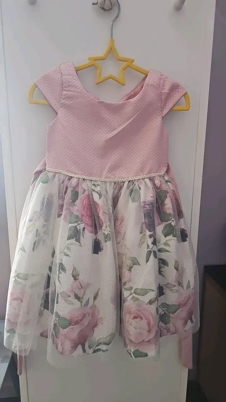 Vestido infantil rosa con estampado floral
