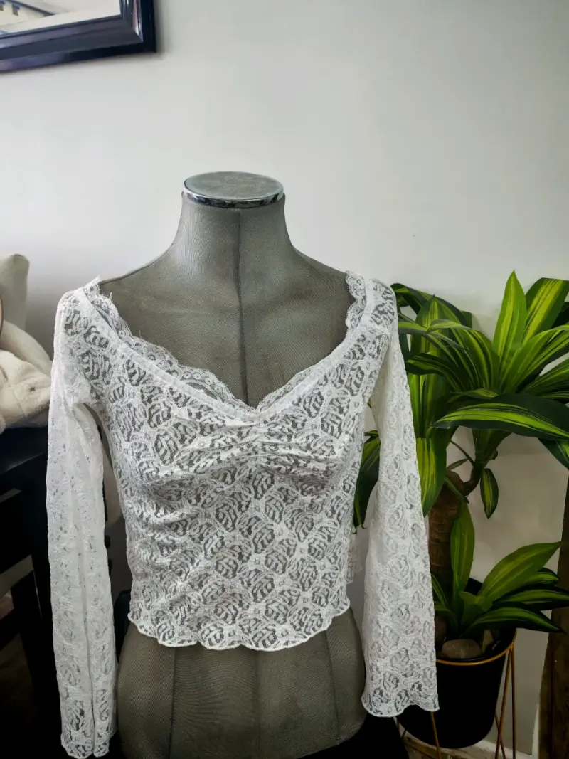 Polera encaje transparencia