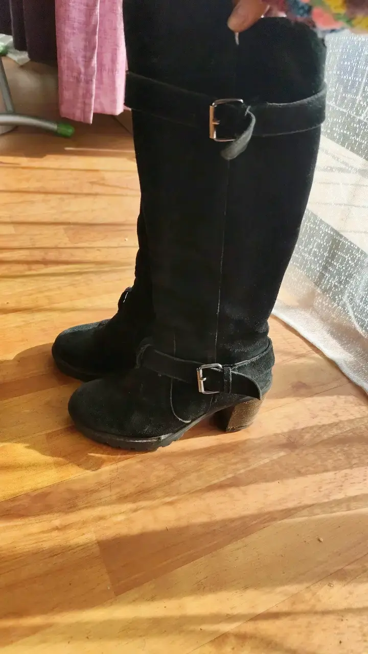 Botas negras de gamuza con hebillas - 1