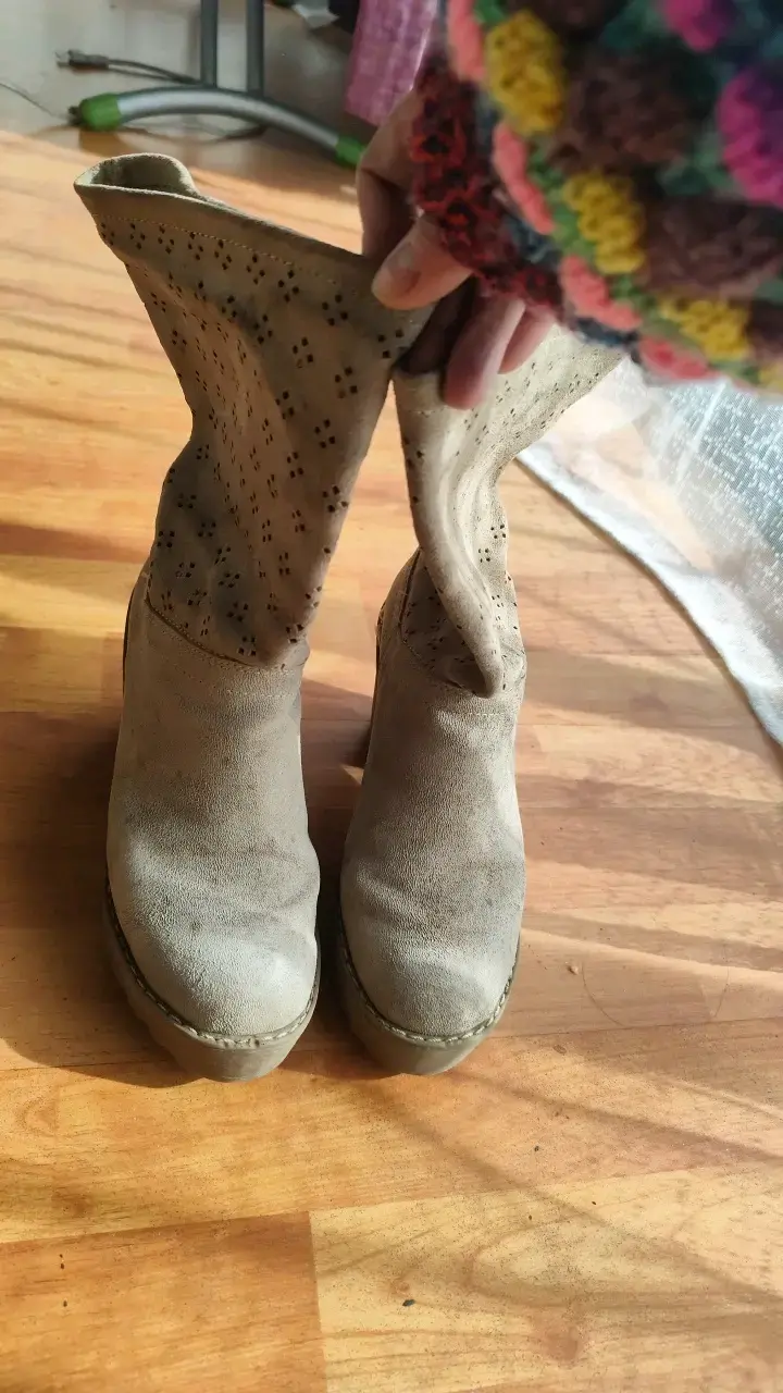 Botas de gamuza beige con diseño perforado - 1