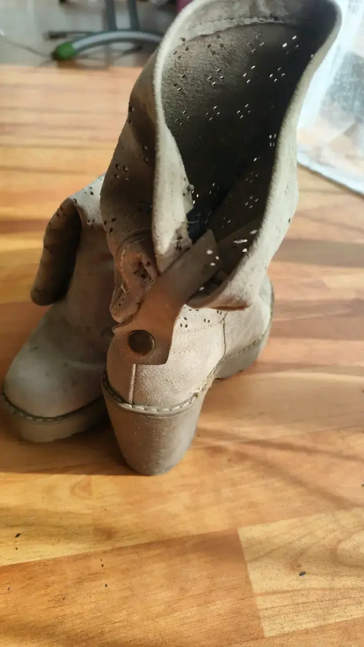 Botas de gamuza beige con diseño perforado - 2