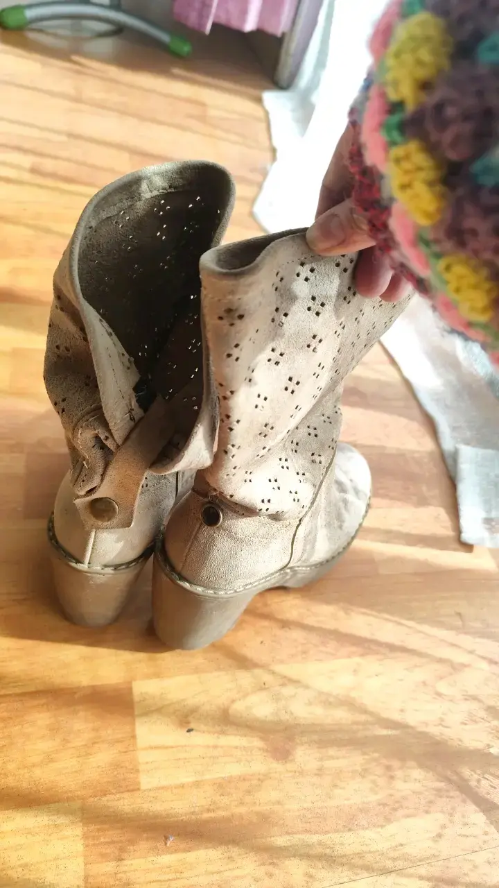 Botas de gamuza beige con diseño perforado - 3