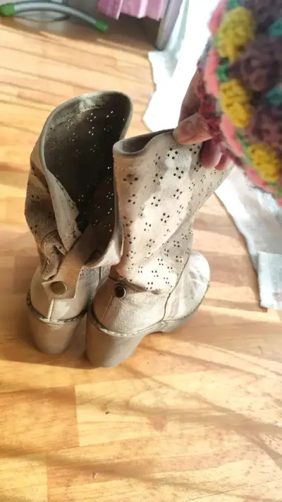 Botas de gamuza beige con diseño perforado - miniatura 3