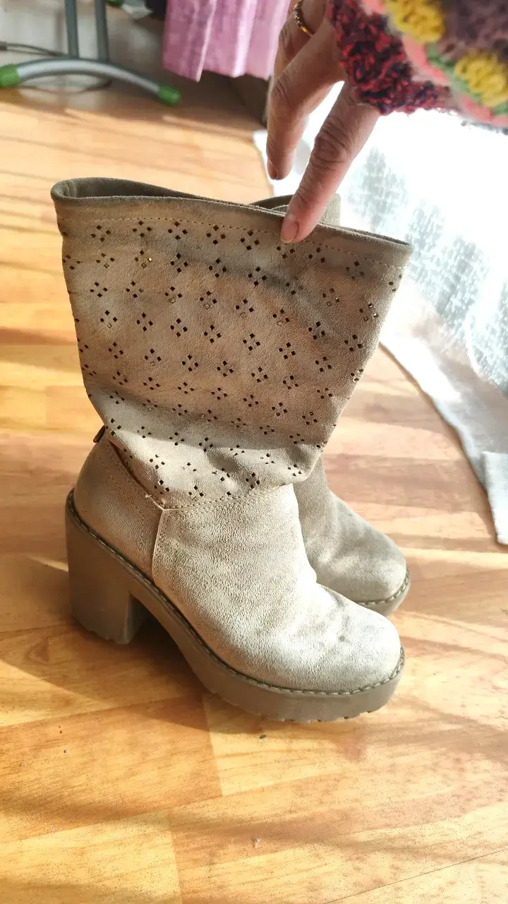 Botas de gamuza beige con diseño perforado - 4