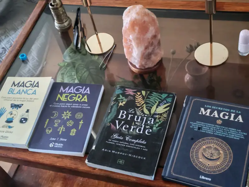 Colección de libros sobre magia y esoterismo