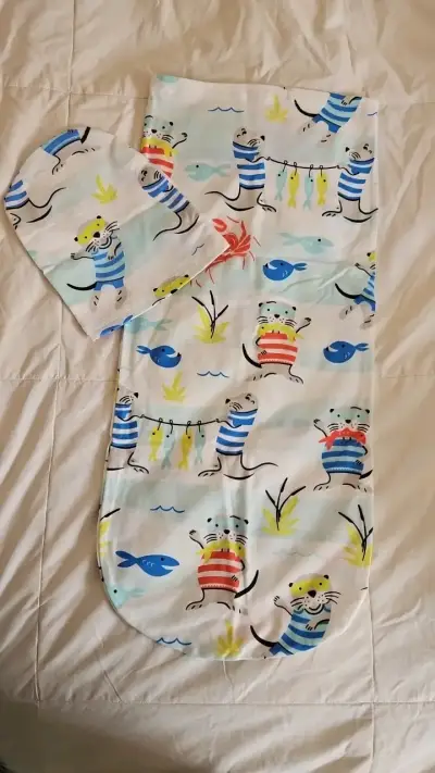 Saco de dormir infantil con diseño de nutrias - miniatura 1