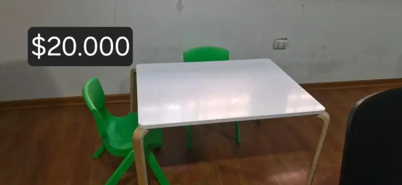 Mesa infantil blanca con sillas verdes