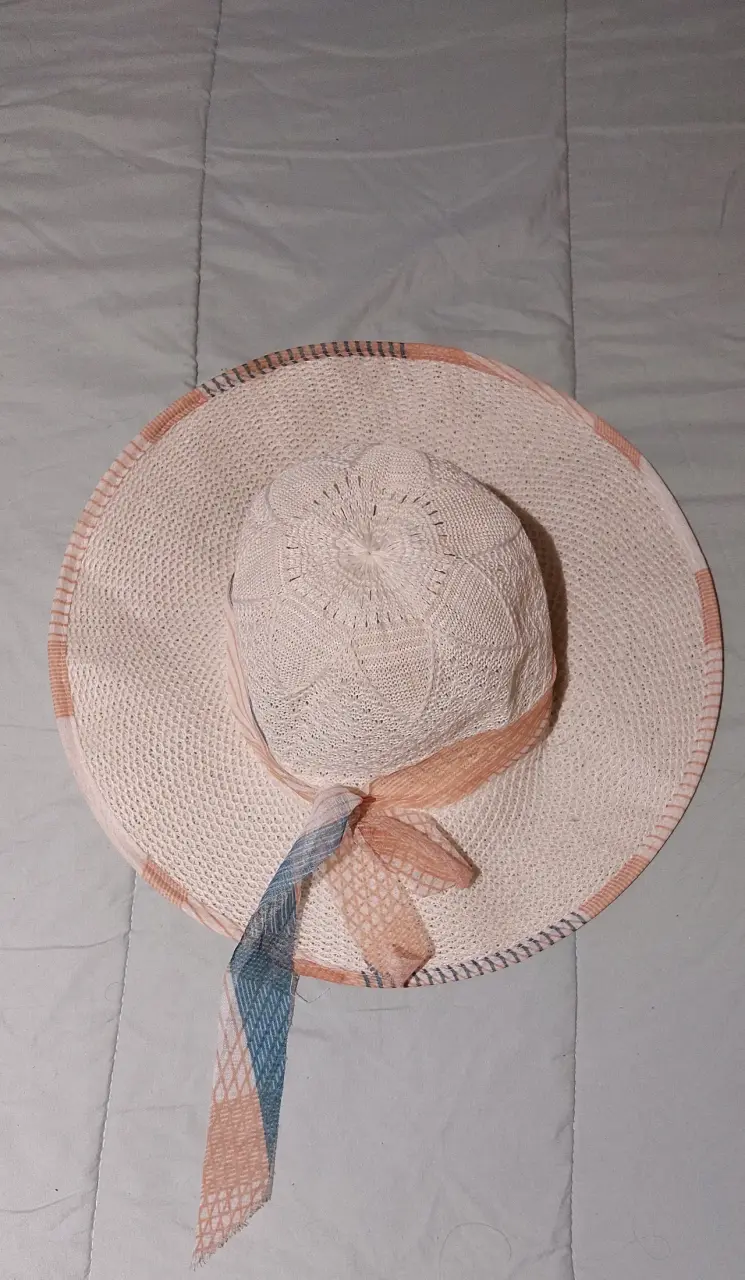 Sombrero de playa tejido con cinta decorativa