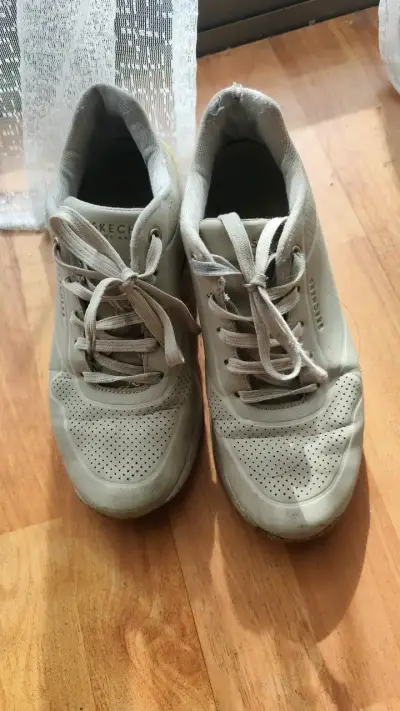 Zapatillas deportivas Skechers beige usadas - miniatura 1