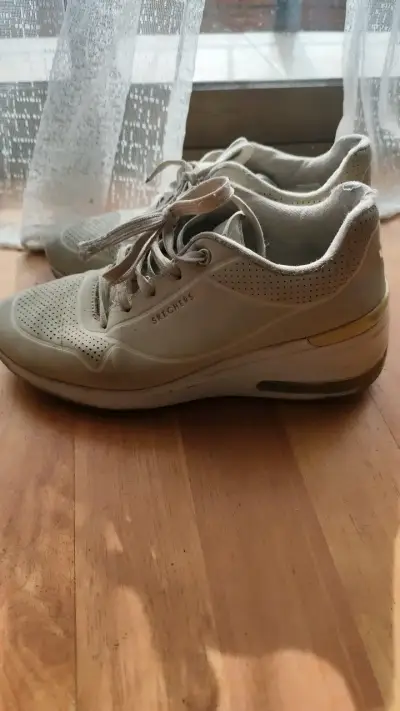 Zapatillas deportivas Skechers beige usadas - miniatura 2