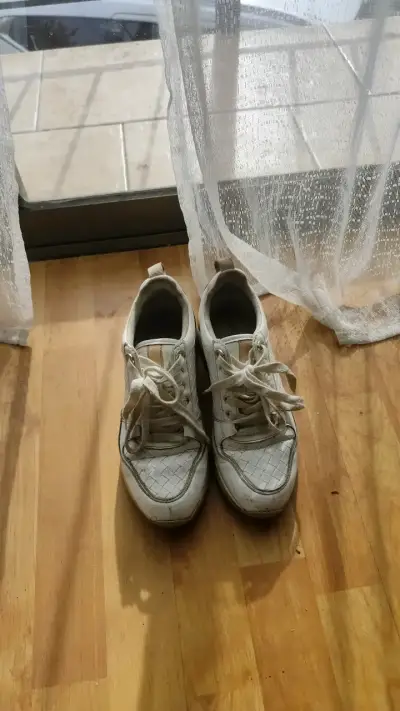 Zapatillas deportivas blancas usadas - miniatura 1