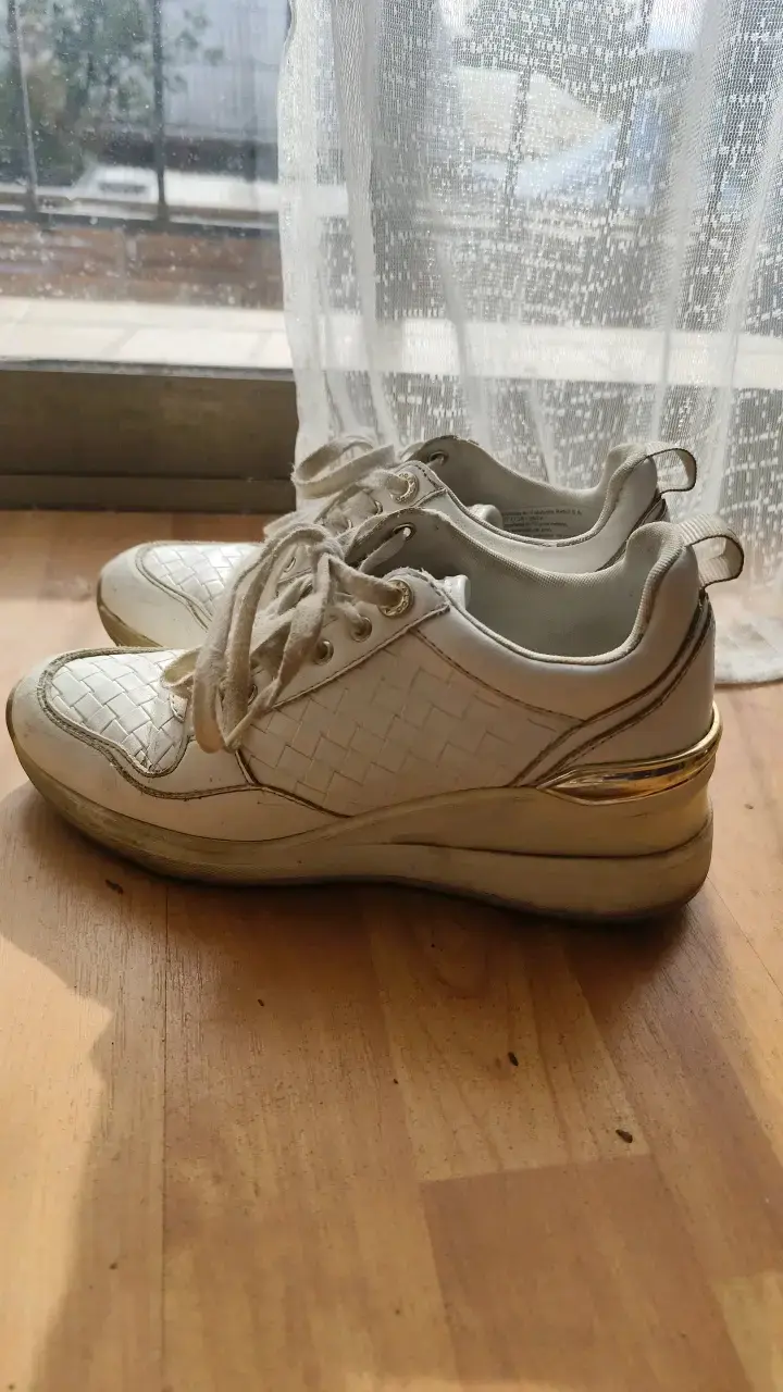 Zapatillas deportivas blancas usadas - 2