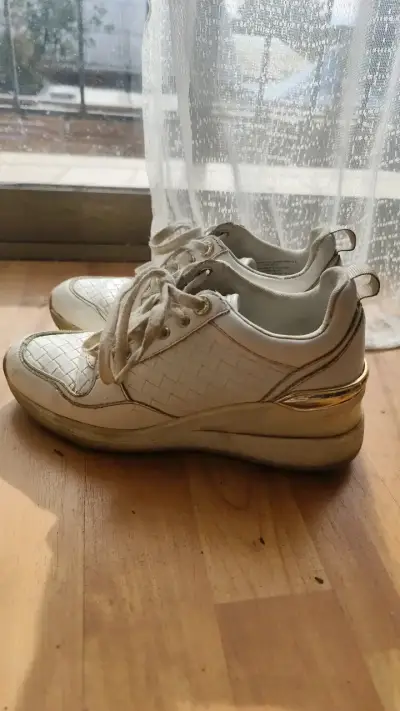 Zapatillas deportivas blancas usadas - miniatura 2