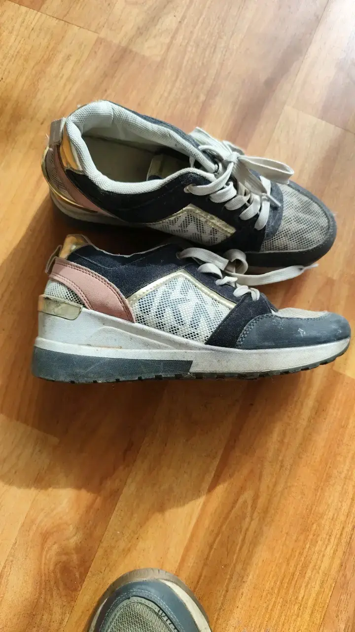 Zapatillas deportivas negras y blancas - 2
