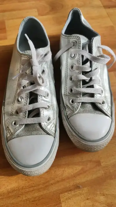 Zapatillas deportivas plateadas con cordones - miniatura 1