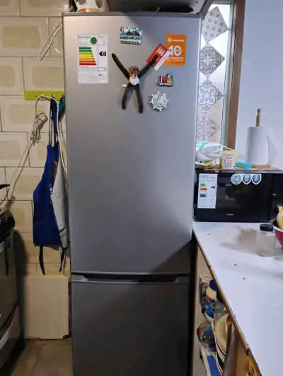 Refrigerador de dos puertas color gris - miniatura 1