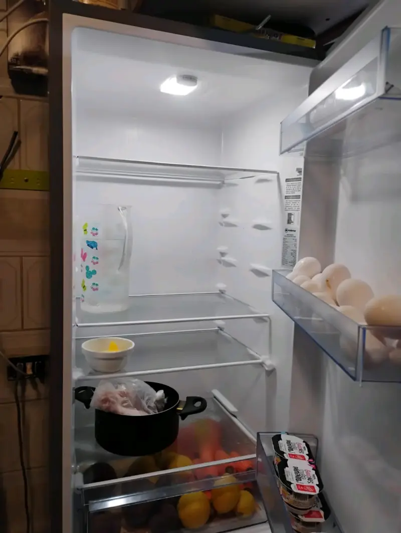 Refrigerador de dos puertas color gris - 2