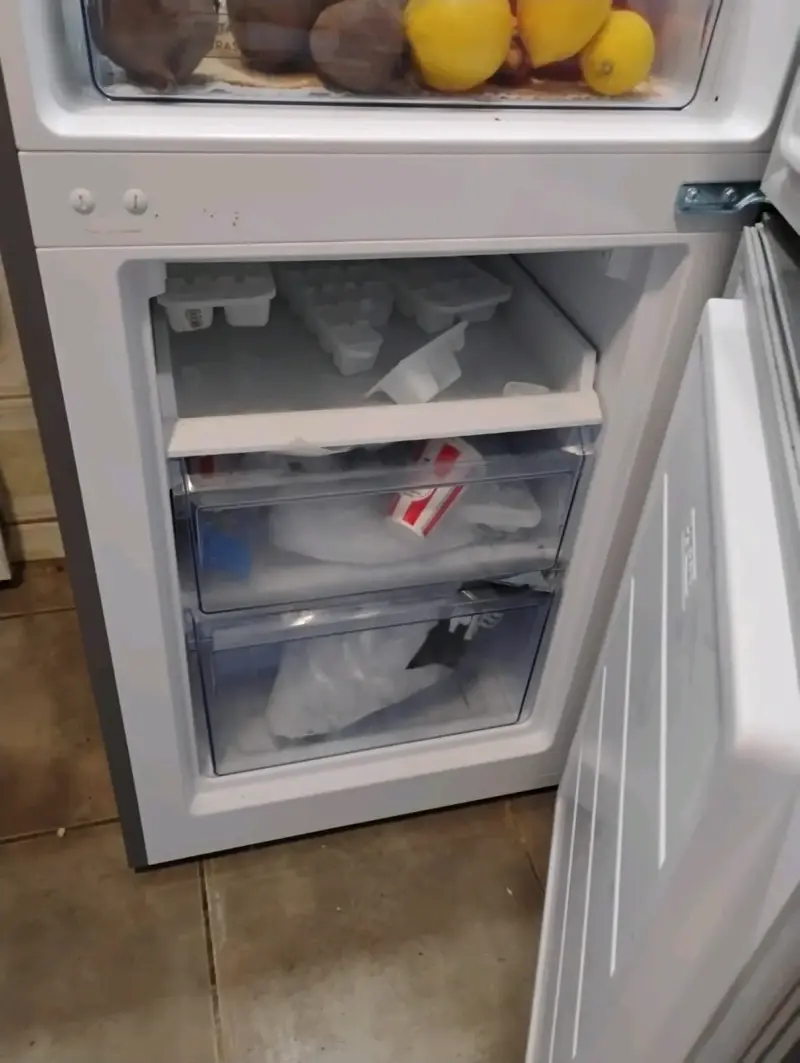 Refrigerador de dos puertas color gris - 3