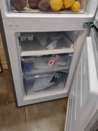 Refrigerador de dos puertas color gris - miniatura 3