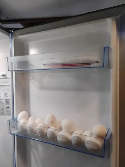 Refrigerador de dos puertas color gris - miniatura 4