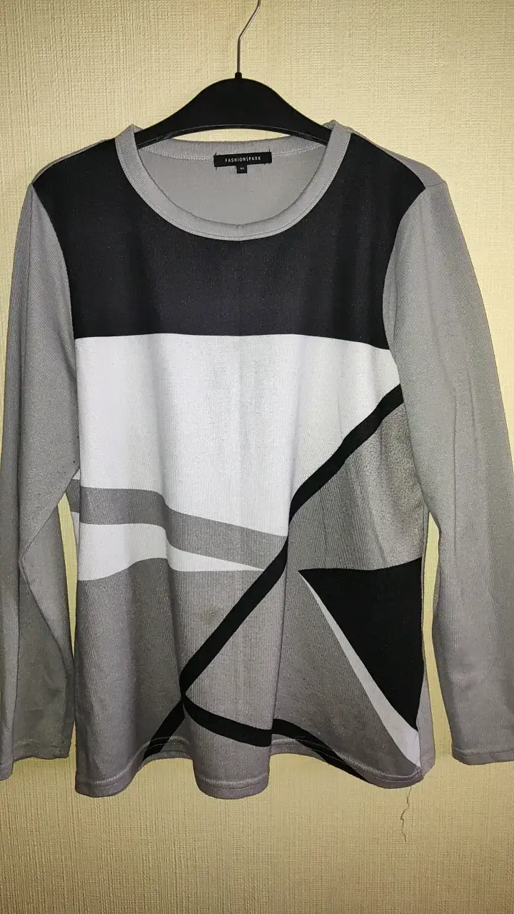 Polera gris con diseño geométrico