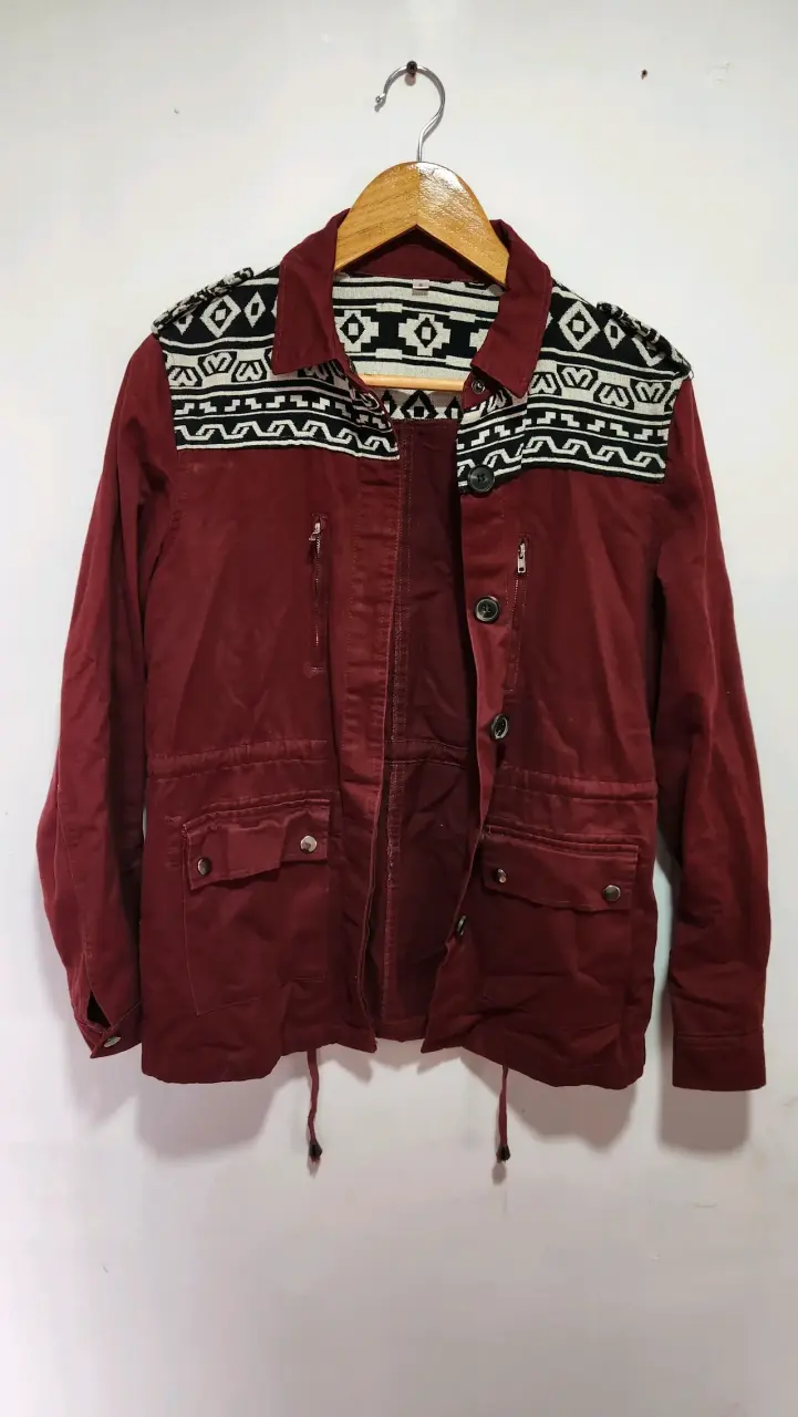 Chaqueta burdeos con diseño étnico
