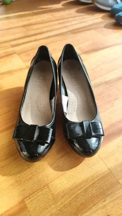 Zapatos planos negros charol  con lazo elegante - miniatura 1