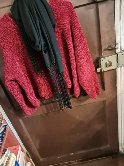 Suéter rojo tejido con bufanda negra - miniatura 3