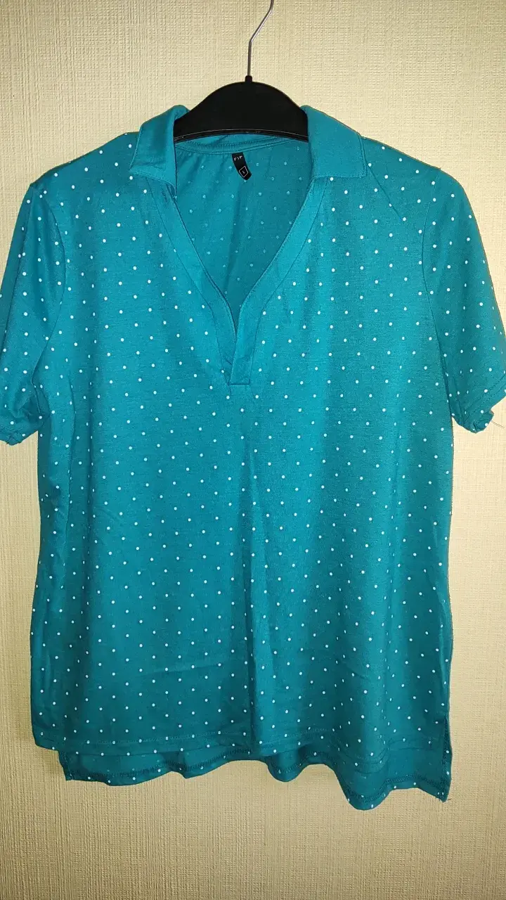 Polera azul con puntos blancos