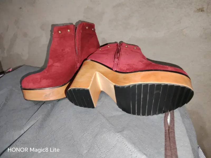 Botines de plataforma rojos con tacón grueso