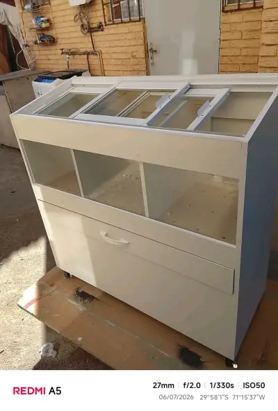Vitrina exhibidora de metal con ruedas - miniatura 1