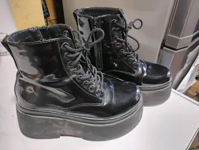 Botas negras de charol con plataforma - miniatura 1