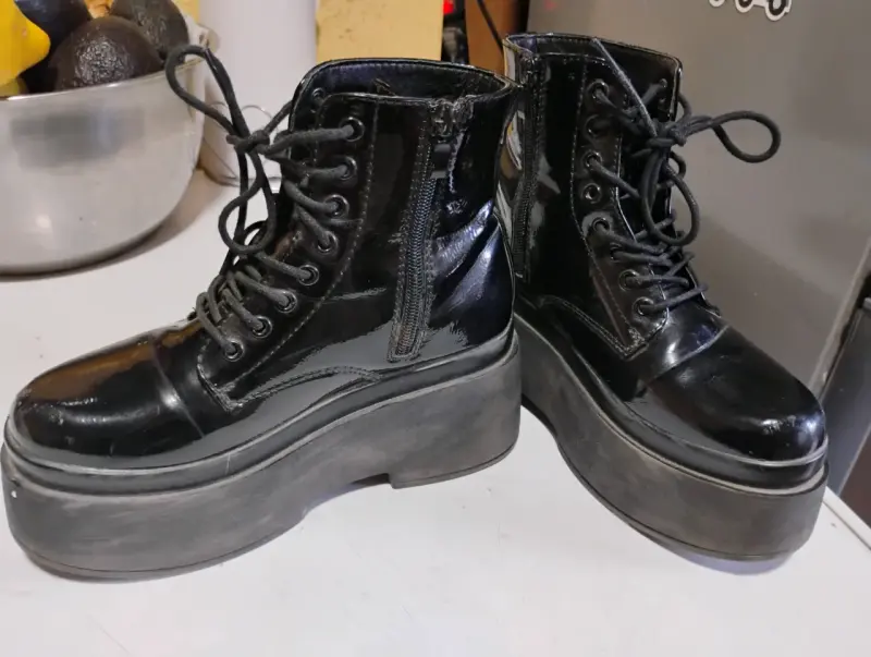 Botas negras de charol con plataforma - 2