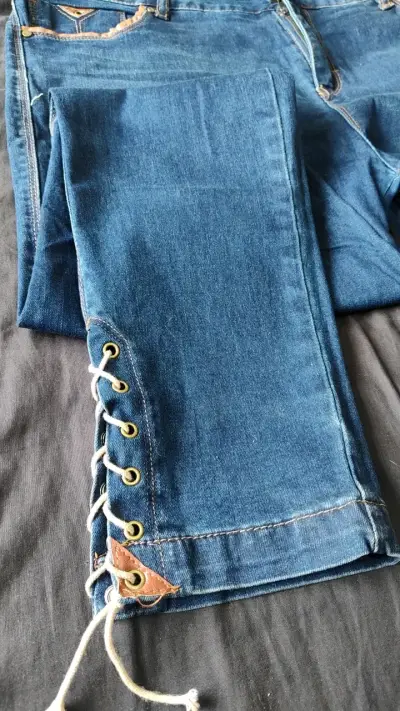 Jeans azules con cordones laterales - miniatura 2