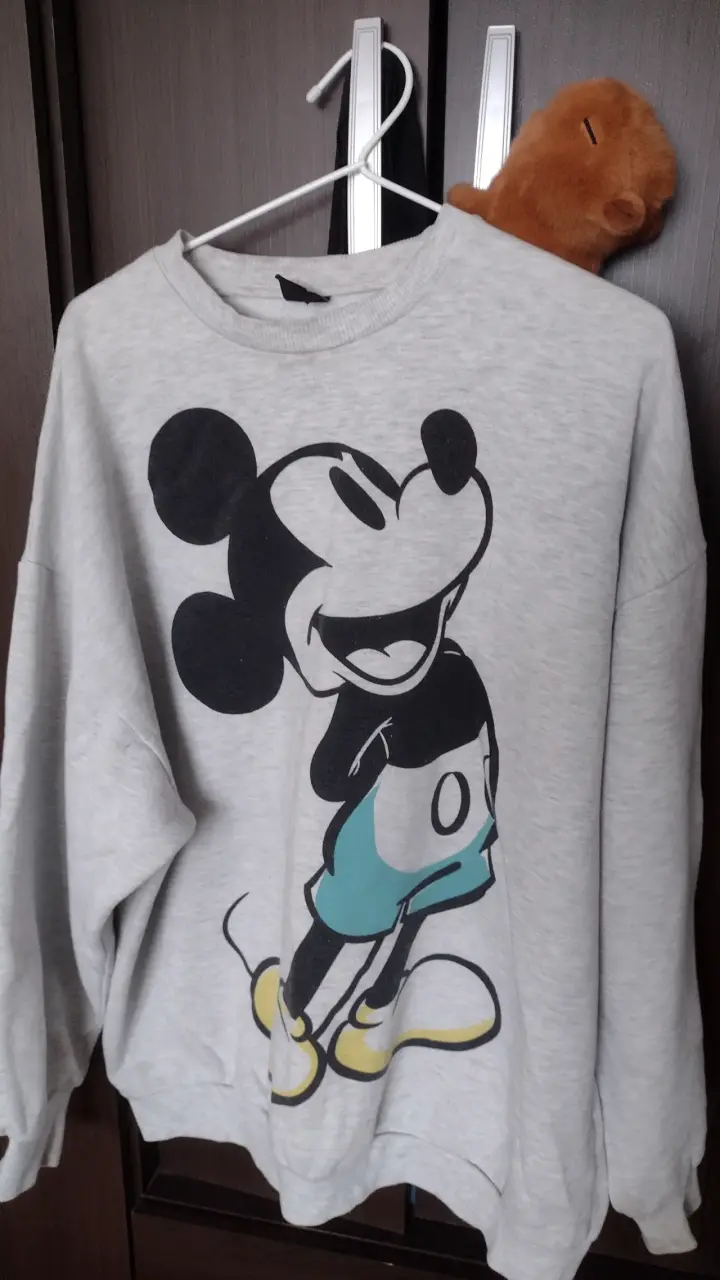 Polerón gris con estampado de Mickey Mouse