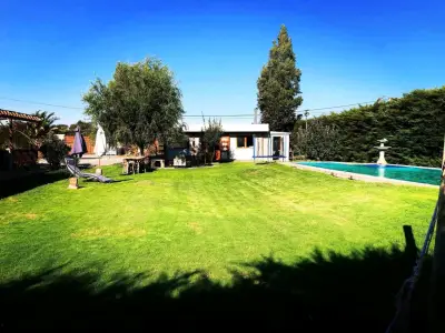 Se arrienda solo por el día piscina y quincho - miniatura 1