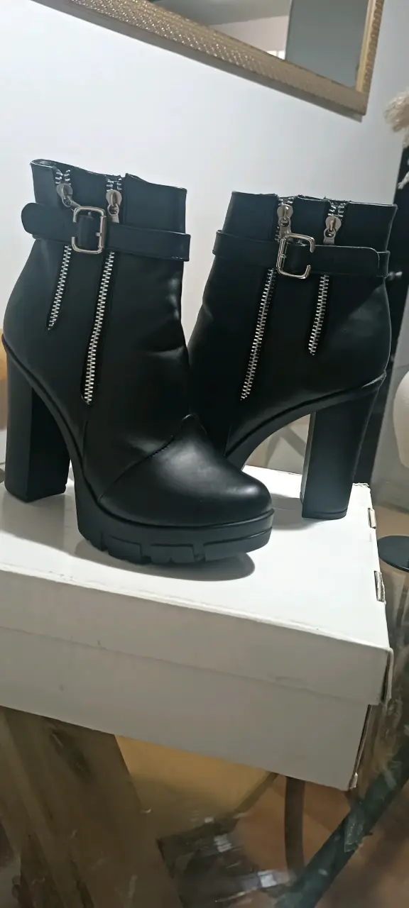 Botines negros con tacón alto y hebillas