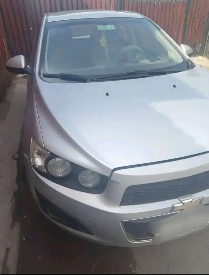 Auto sedán plateado en buen estado - 1