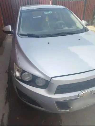 Auto sedán plateado en buen estado - miniatura 1