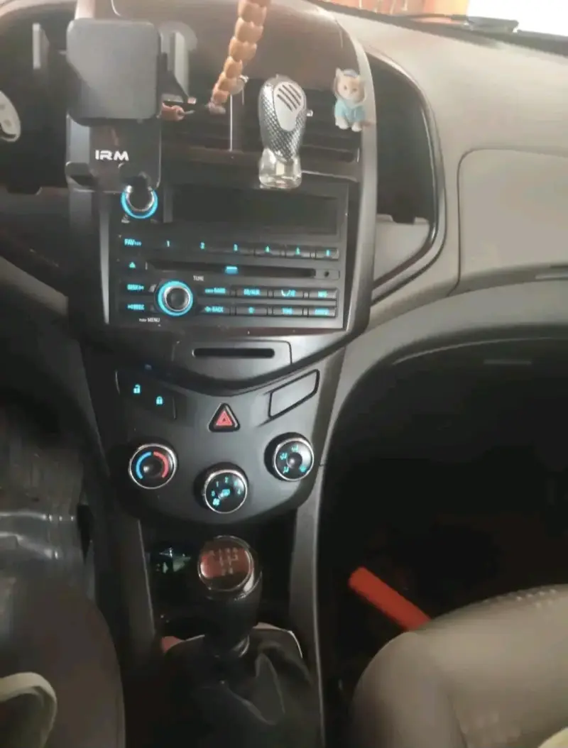 Auto sedán plateado en buen estado - 2